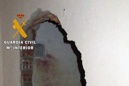 Accedieron a través de un butrón desde un local colindante.