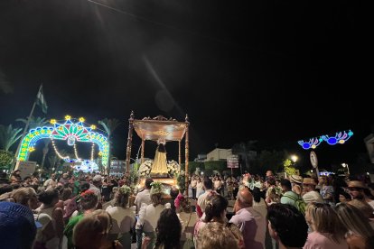 La Virgen de la Cabeza llega hasta el municipio antuso rodeada de gente y con el alumbrado de la feria.