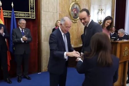 Manuel de la Torre Francia, recibiendo la medalla constitucional de manos de Gabriel Amat. 