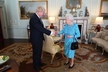 Isabel II saludando al entonces nuevo primer ministro, Boris Johnson.