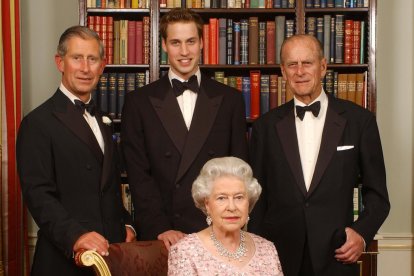 Foto de familia del año 2003: la reina Isabel II, su marido, Felipe, duque de Edimburgo, su hijo Carlos y su nieto Guillermo.