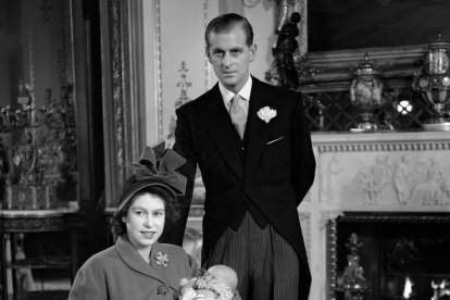 La reina y el duque de Edimburgo tras el nacimiento de su hijo Carlos en 1948.