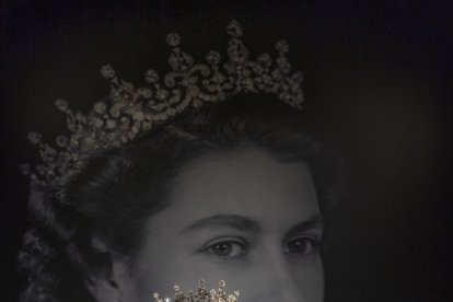 La corona de la reina de Inglaterra junto a un retrato suyo, durante una exposición el pasado mes de julio.