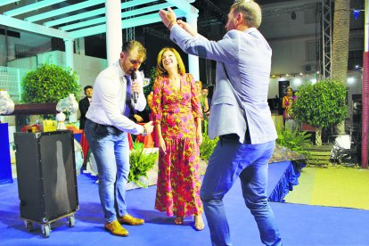 Pedro, edil de urbanismo, su esposa Isabel y el showman Álex Navarro. 