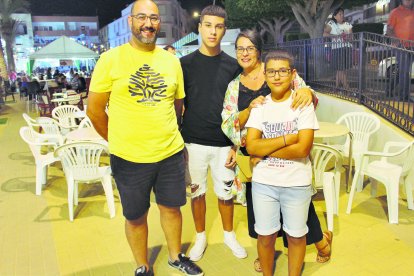La familia Cayuela Serrano, de Garrucha, no quiso perderse el primer día de la feria de Antas.