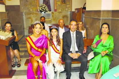 Miembros del gobierno municipal, la pregonera, y las Reinas que dejaban su reinado. 