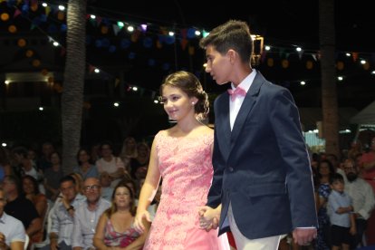 La pequeña Eva, reina infantil, desfilando con Pedro.