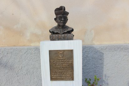 Estatua del Monseñor Bernardo Ávila, muy recordado en la primera feria sin él. 