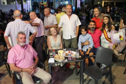 Antonio,  ‘el de la citroen’, con la familia y su preciosa nieta, que fue la anterior reina infantil. 