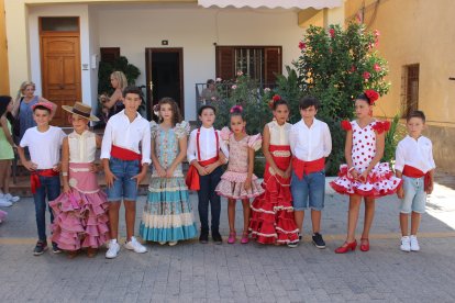Las candidatas infantiles para reina y damas infantiles se marcharon de romería con sus acompañantes y con trajes de flamencos. 