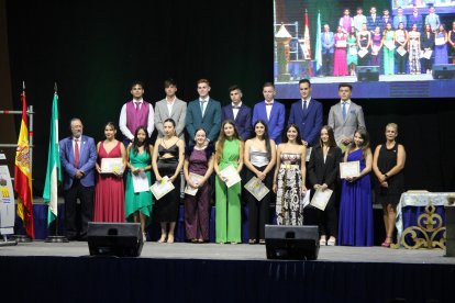 Reconocimientos a estudiantes durante el acto del pregón.