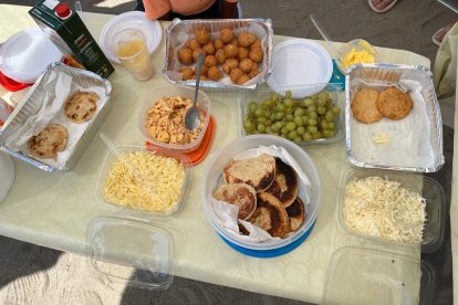 Arepas y condimento para acompañarlas.