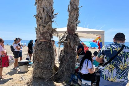 Disfrutando de la comida típica de Venezuela.