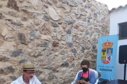 Realizando trabajos de esparto en vivo en la inauguración.