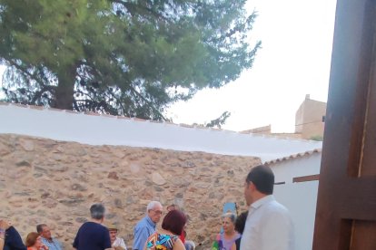 Germana Fernánda, atendiendo a las decenas de asistentes al acto.