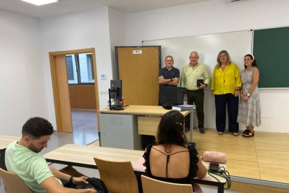 Profesores junto al décano de Salud y la coordinadora del Grado de Medicina.