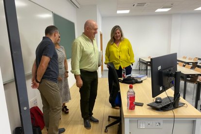 Profesores junto al décano de Salud y la coordinadora del Grado de Medicina.