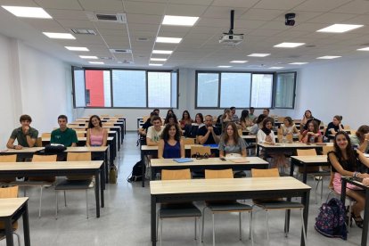 Alumnos en el Aula 8 de Ciencias de la Salud.