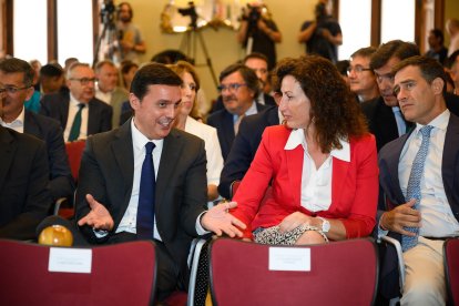 En el centro, la alcaldesa de la capital.