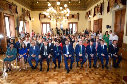 En primera fila, los nuevos delegados.