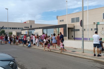 Este lunes, a las puertas del colegio de Nueva Almería.