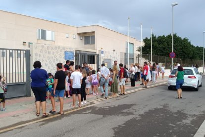 Este lunes, a las puertas del colegio de Nueva Almería.