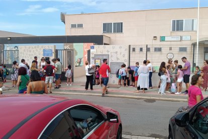 Este lunes, a las puertas del colegio de Nueva Almería.