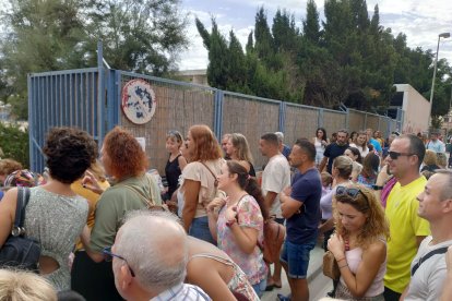 Padres y abuelos esperan a la salida en el colegio Mar Mediterráneo.