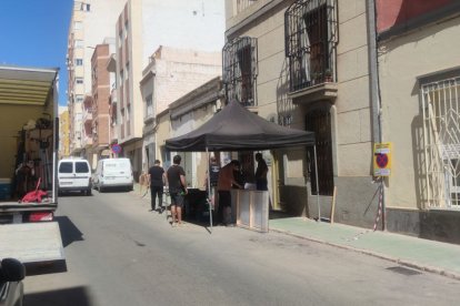 Los operarios ya trabajan en la calle Regocijos.