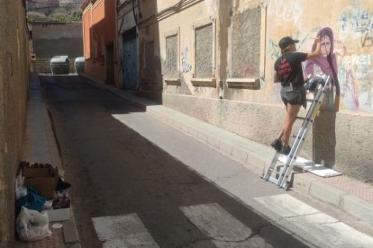 Decoración en algunas paredes para ambientar la calle.