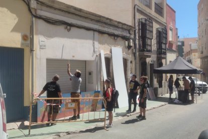 Los operarios miden con precisión la altura de los cárteles.