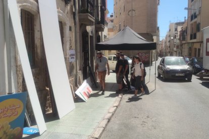 Los rótulos están siendo colgados con minucioso cuidado.