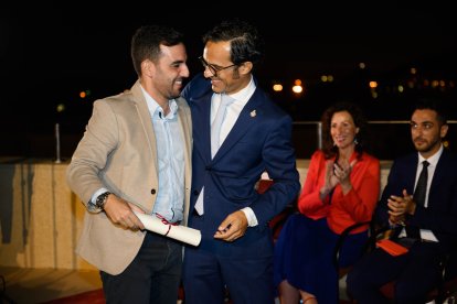 El presidente de la Agrupación de Hermandades y Cofradías, Isaac Vilches, entregando un recuerdo al concejal de Economía y Contratación, Carlos Sánchez.