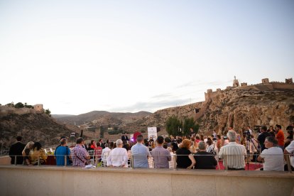 La azotea del C.I.P., abarrotada para la presentación del cartel de la magna.
