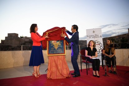 La alcaldesa, María del Mar Vázquez, y el presidente de la Agrupación, Isaac Vilches, descubriendo el cartel de Jesús Zurita para la magna.