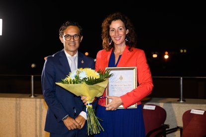 El presidente de la Agrupación de Hermandades y Cofradías, Isaac Vilches, junto a la alcaldesa, María del Mar Vázquez.