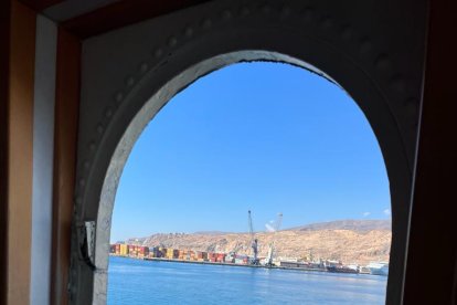 Un buque de la Armada en el Puerto de Almería. 