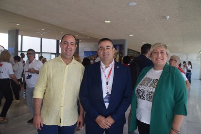 El presidente de Cruz Roja, con José Berenguel y Mariela.
