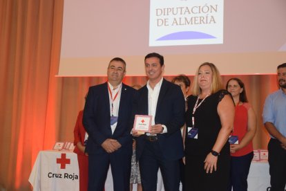 El presidente de Diputación, Javier Aureliano García, recogiendo un reconocimiento.