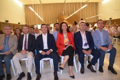 Las primeras autoridades en el salón de actos de El Toyo.