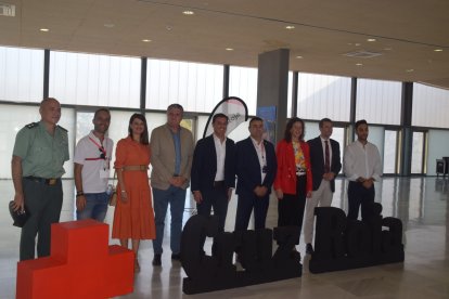 Las primeras autoridades con directivos de Cruz Roja.