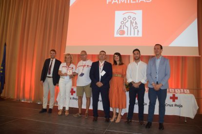 Representantes del departamento de familia recogiendo su reconocimiento.