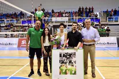La familia de Moisés Ruiz saltó a la pista.