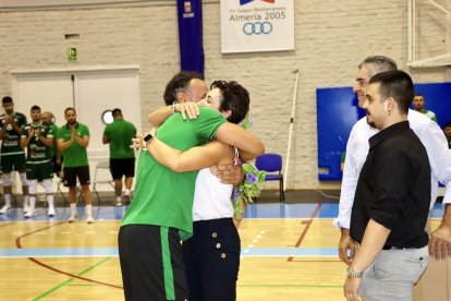 Manolo Berenguel abraza a la familia de Moisés Ruiz.
