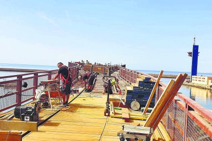 Trabajos sobre la pasarela.