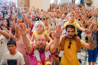 Miles de personas acuden al municipio.