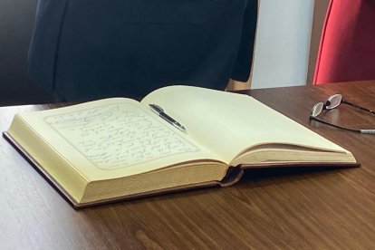 Firma en el Libro de Honor del Ayuntamiento de Almería.