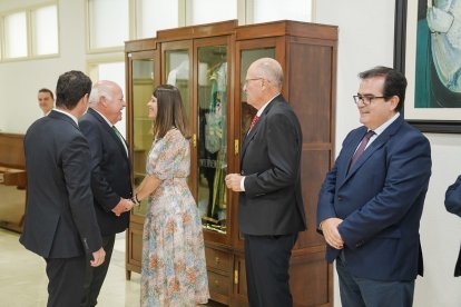 A la izquierda, la diputada provincial Ángeles Martínez.