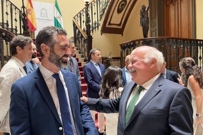 El consejero de Sostenibilidad saluda al presidente.