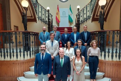 Foto de familia en la sede de la Junta.